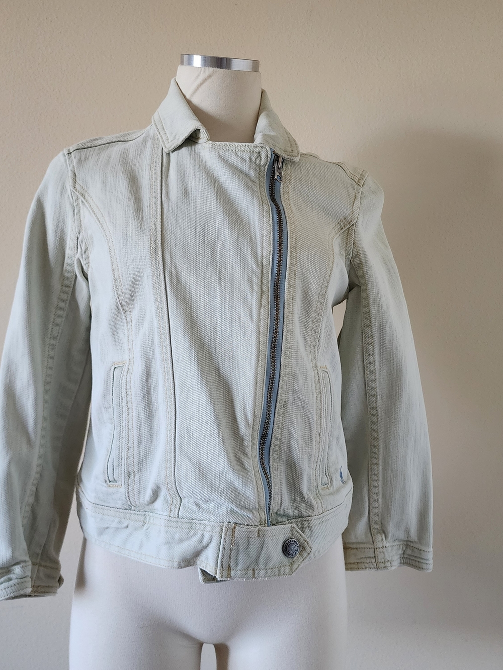 ABERCROMBIE AND FITCH WOMENS Y2K LIGHT WASH DENIM MOTO JACKET